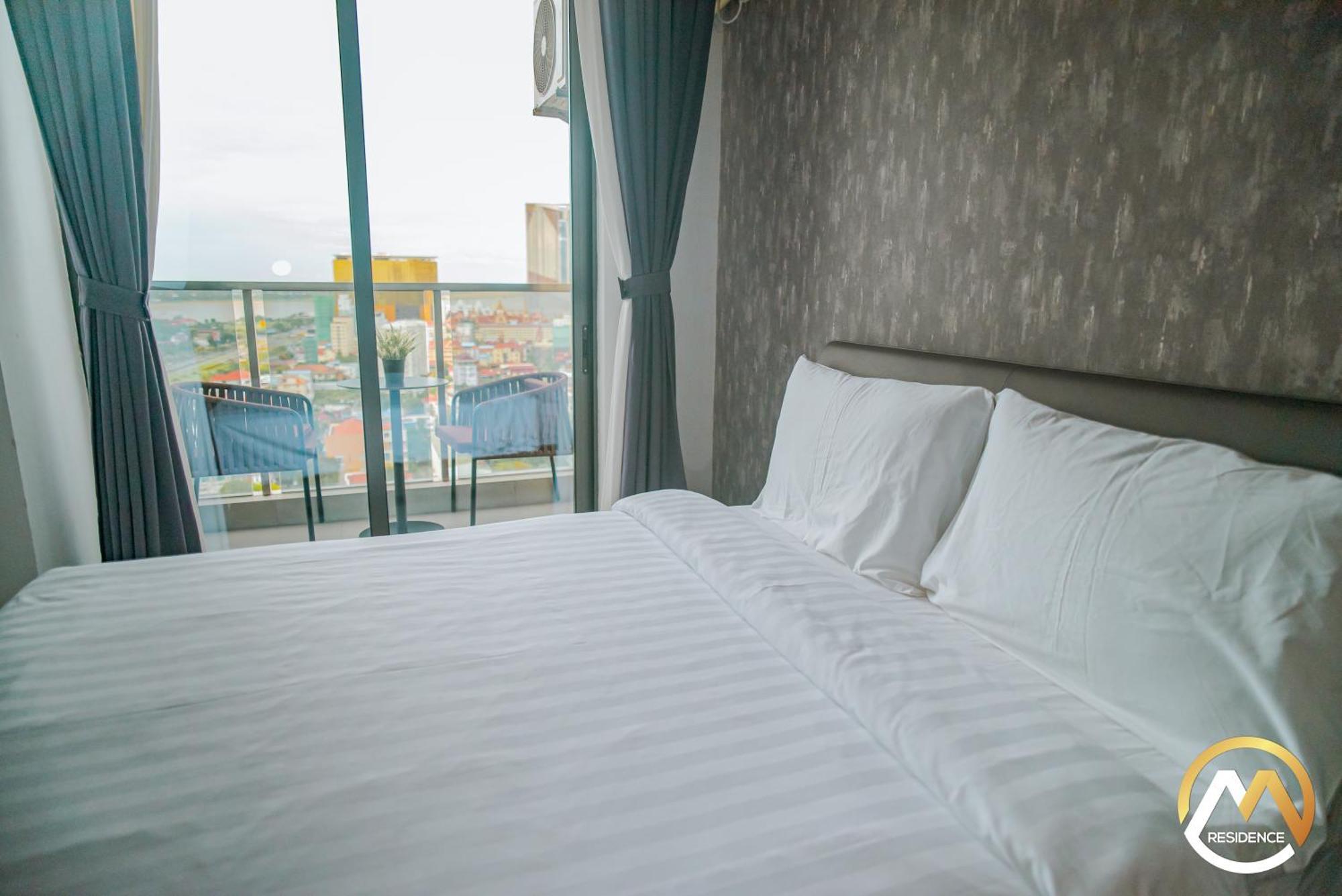 Hotel Serviced Apartments Top One Infinity Pool With View Of 360 Degree Phnom Penh Exterior photo
