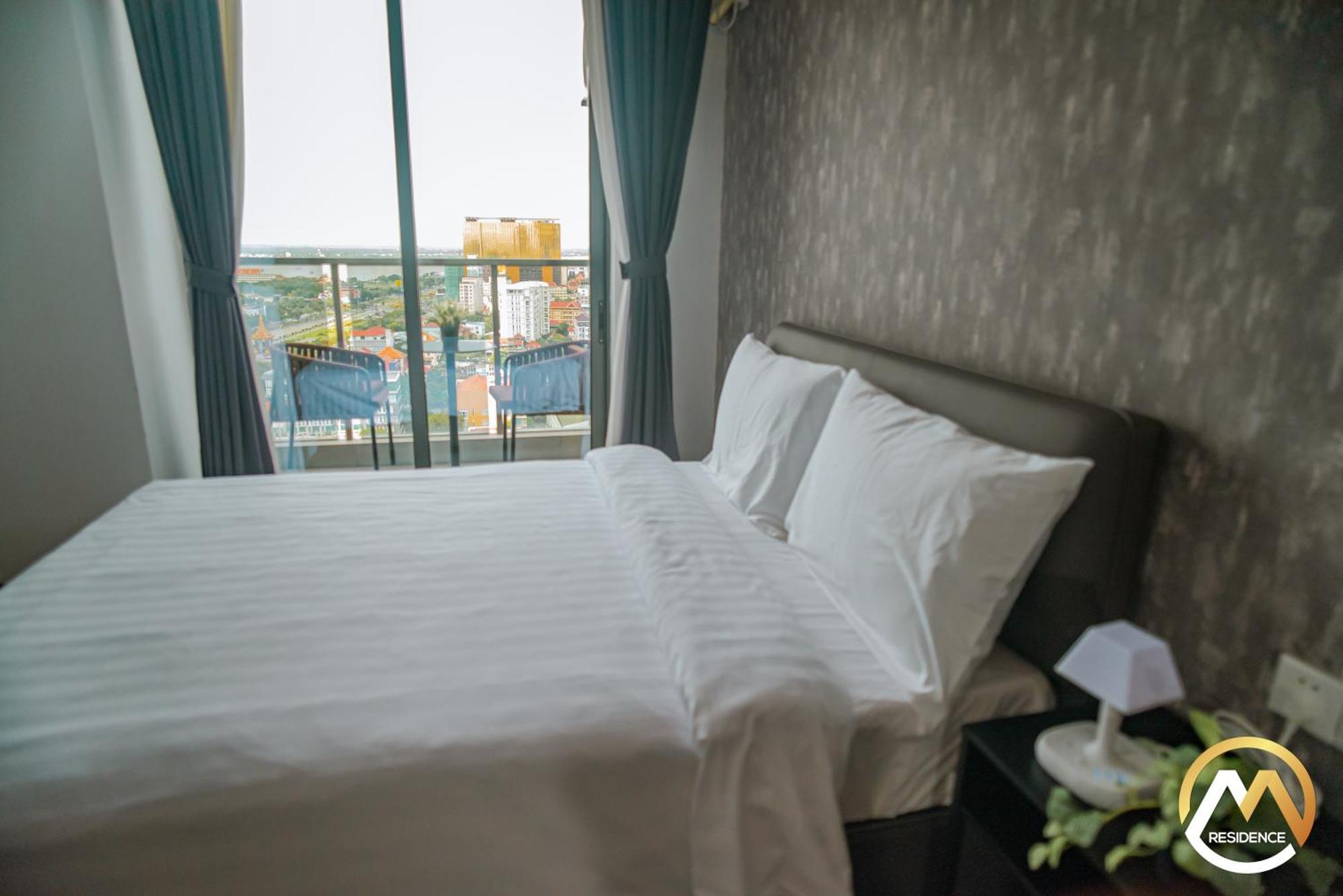 Hotel Serviced Apartments Top One Infinity Pool With View Of 360 Degree Phnom Penh Exterior photo