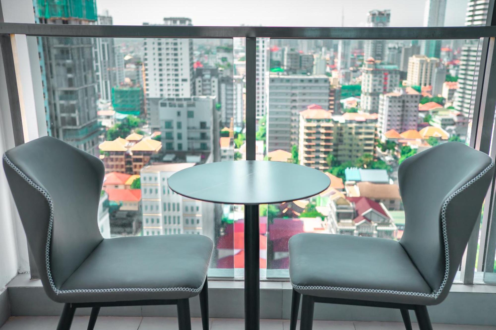 Hotel Serviced Apartments Top One Infinity Pool With View Of 360 Degree Phnom Penh Exterior photo